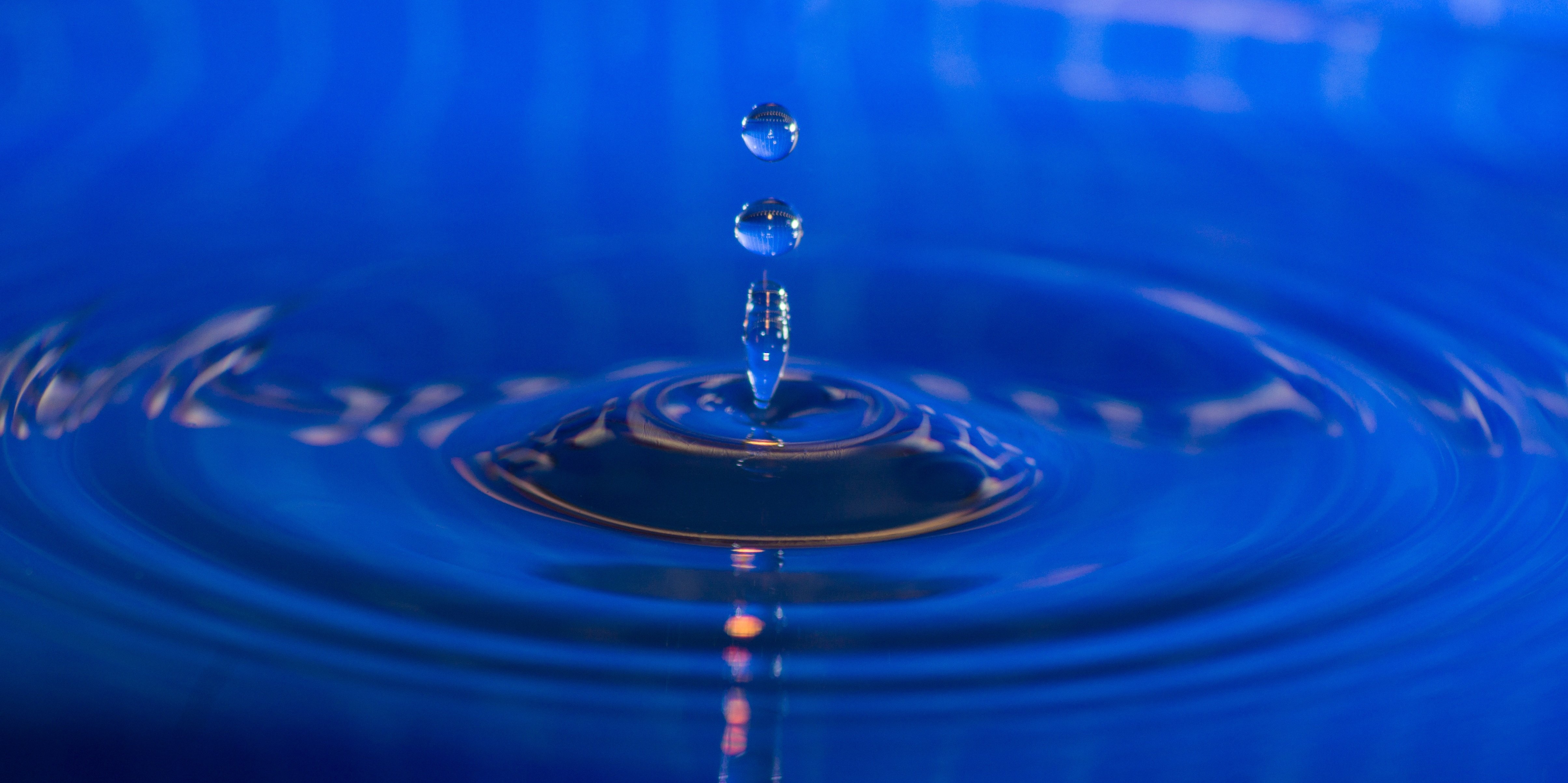 Gebrochene Wasseroberfläche