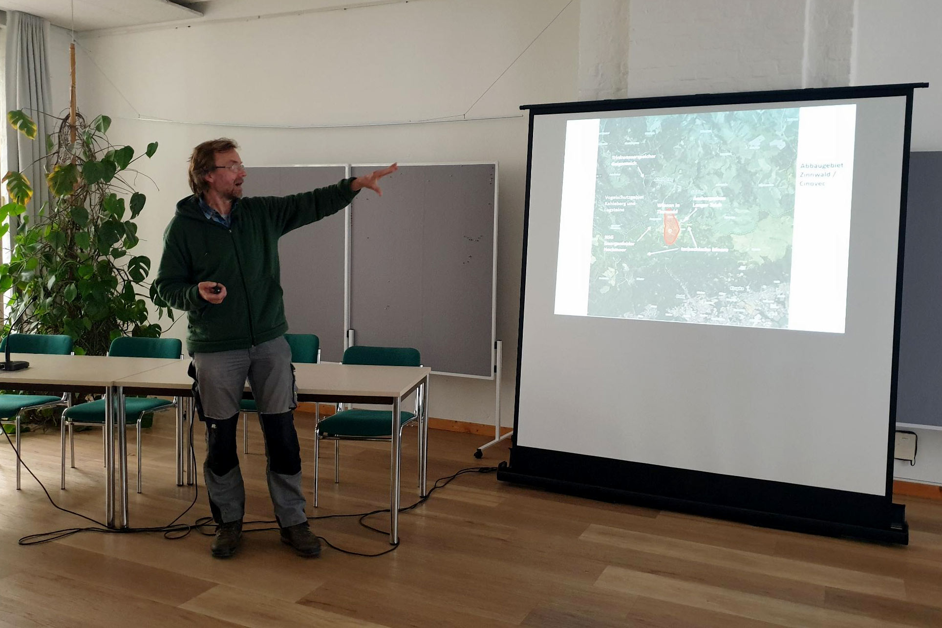 Jens Weber erläutert den geplanten Lithiumabbau