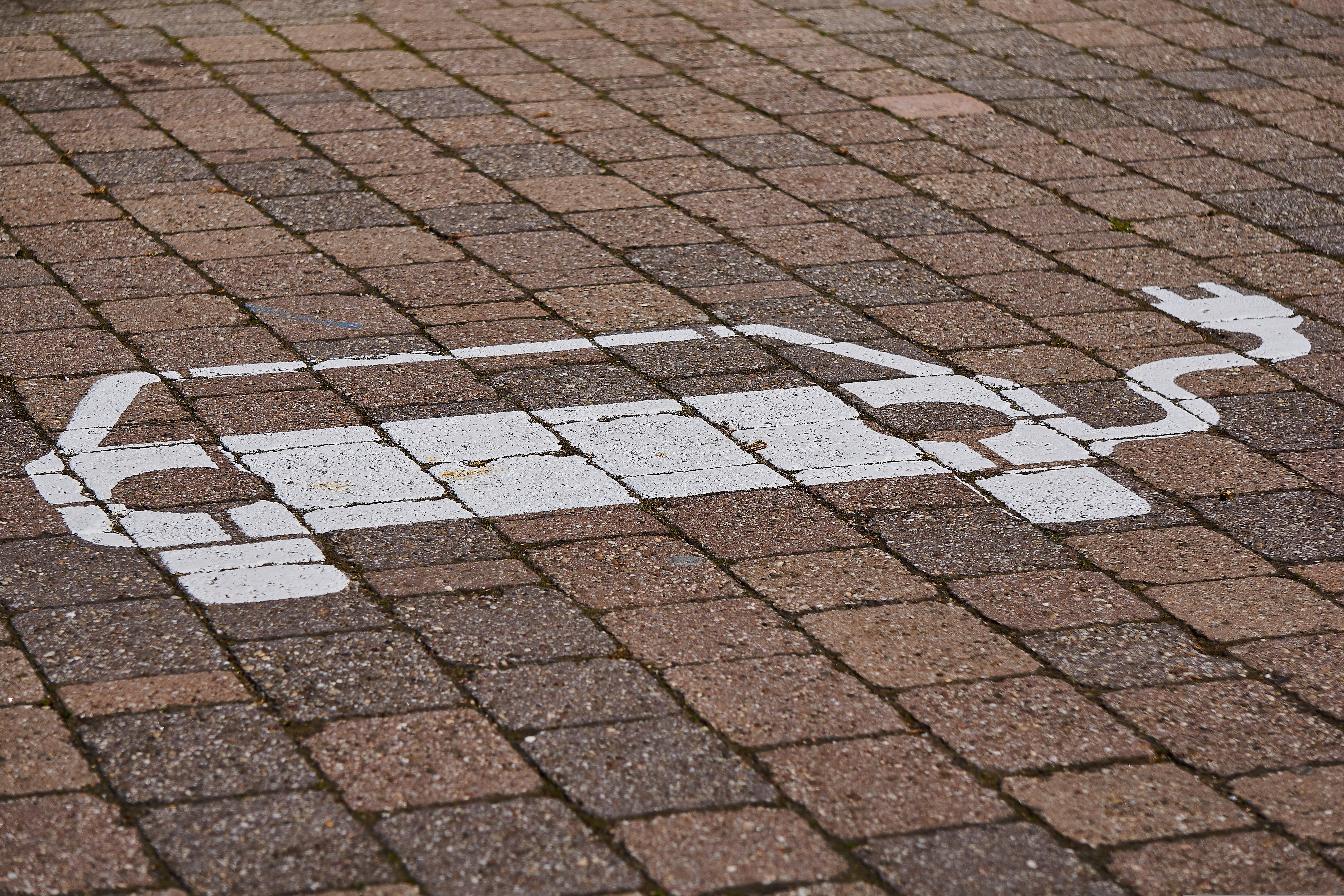 E-Autoladesäulesymbol auf dem Boden