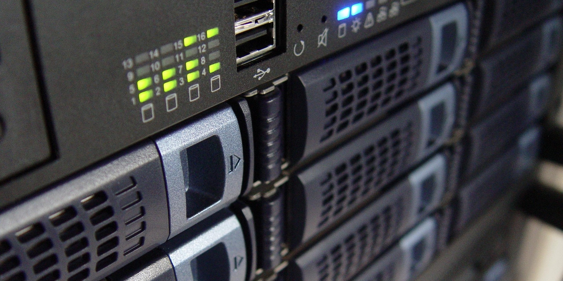 Dieses Bild zeigt Server-Hardware, die typischerweise in IT-Infrastrukturen und Rechenzentren für Unternehmen verwendet wird.