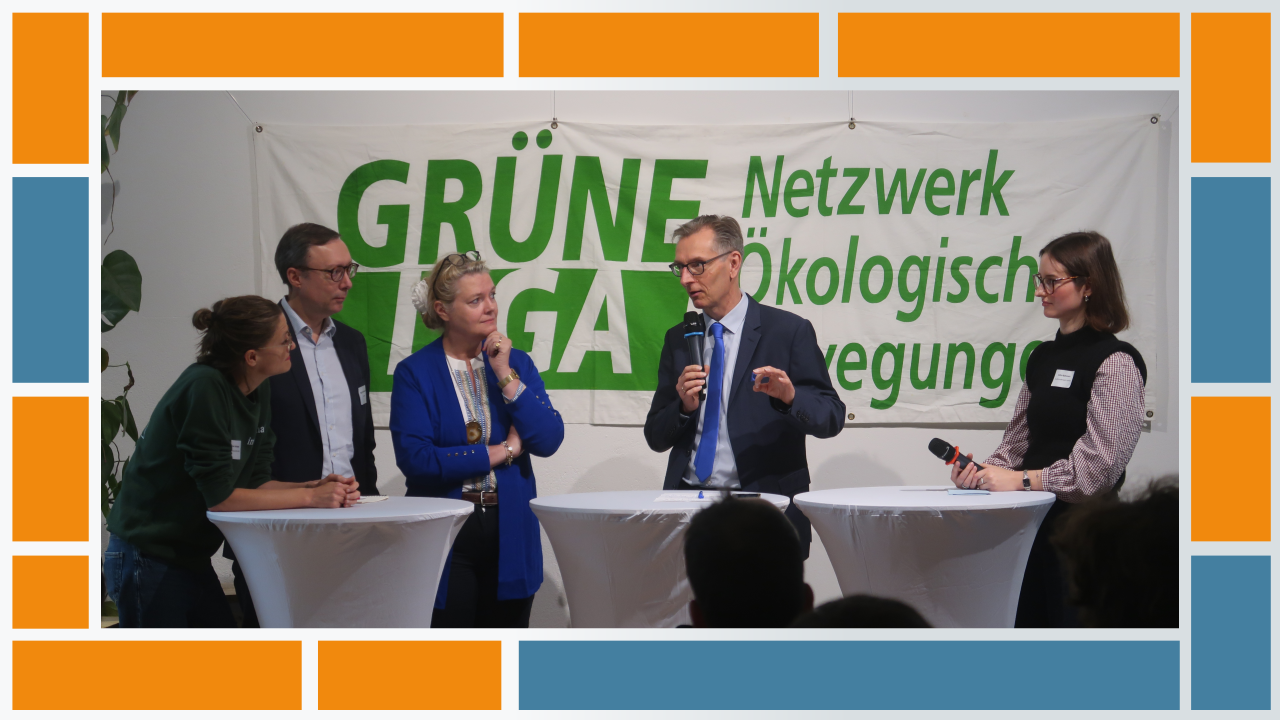 Referent*innen sprechen auf einer Podiumsdiskussion
